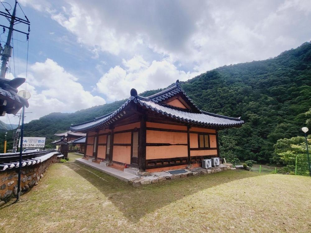 Yeongwol Hwanggung Hanok Pension Экстерьер фото