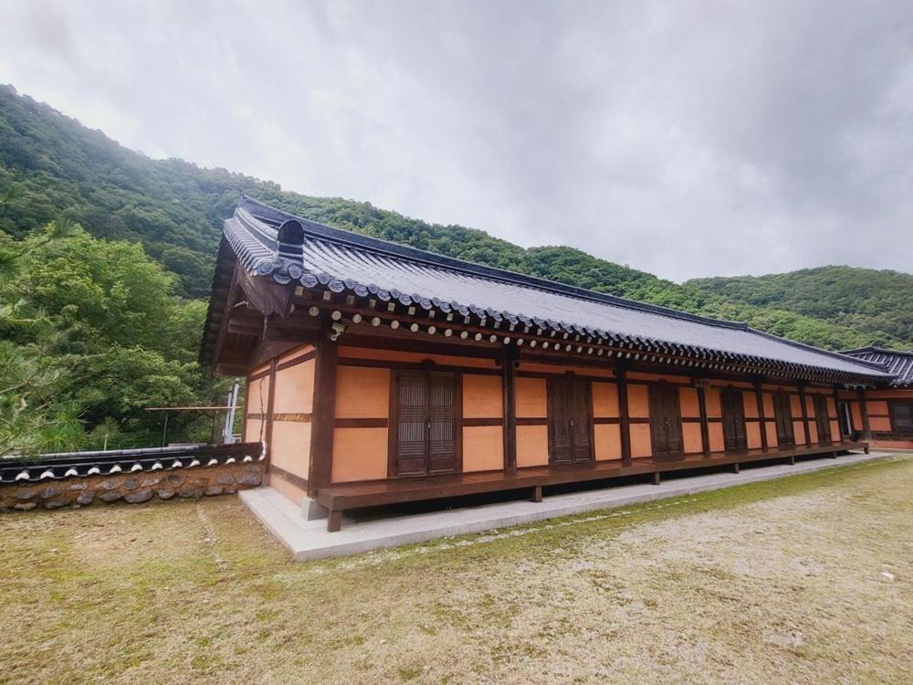 Yeongwol Hwanggung Hanok Pension Экстерьер фото